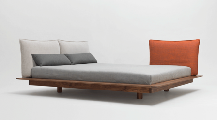 zeitraummoebel-bettmitpolsterkissen-yoma-massivholz-01