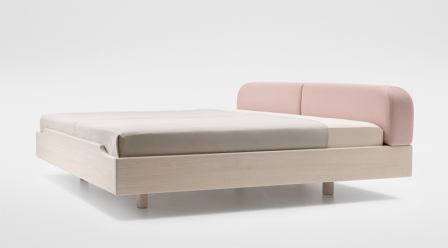 zeitraummoebel-bettmitpolsterkissen-eclairbold-massivholz-01