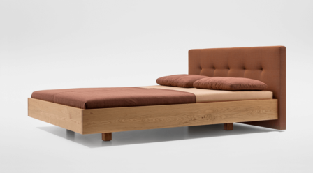 zeitraummoebel-bettmitpolsterkopfteil-simplebutton-massivholz-01